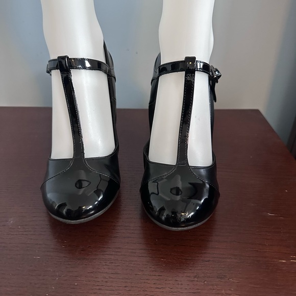 Mary Jane T-strap Patent Leather Black Pumps. Comfort Footwear, size 9W - Picture 1 of 10